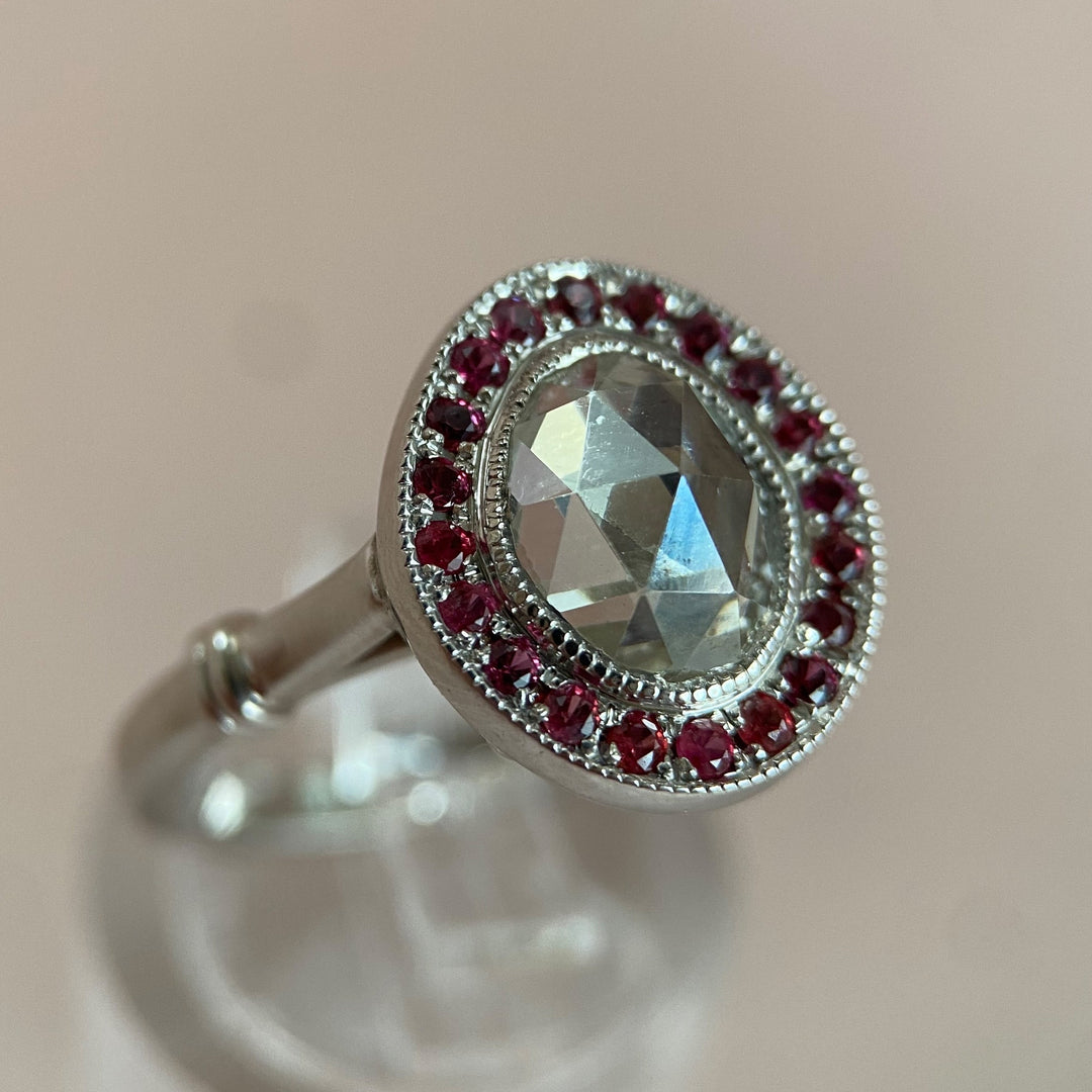 Seitenperspektive des Rings mit Diamanten und Rubinen, zeigt Ringschiene, Fassungstiefe und Edelstein-Profil