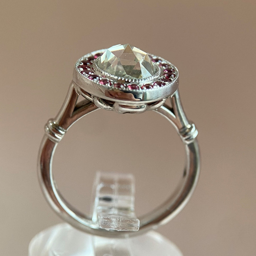 Alternative Produktansicht des Rings mit Diamant und Rubinen, betont Gesamtanmutung und Edelsteinplatzierung