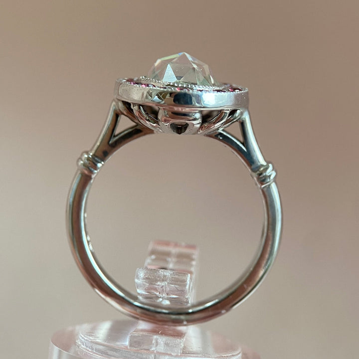 Alternative Produktansicht des Rings mit Diamant und Rubinen, betont Gesamtanmutung und Edelsteinplatzierung