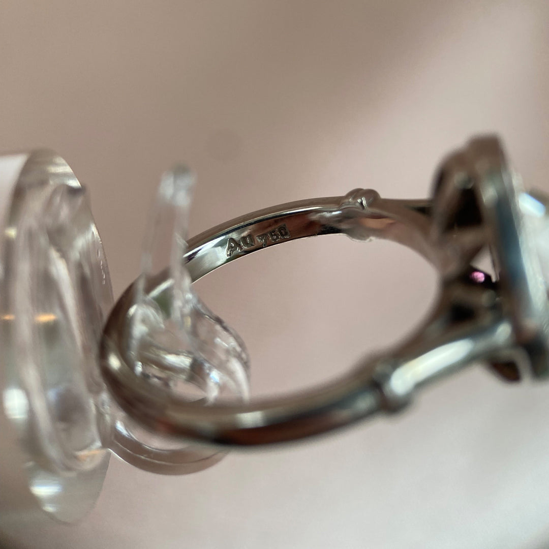 Detailaufnahme der Stempel und Punzierungen im Inneren des Weißgoldrings, zeigt Edelmetall-Feingehalt und authentische Schmuckkennzeichnung