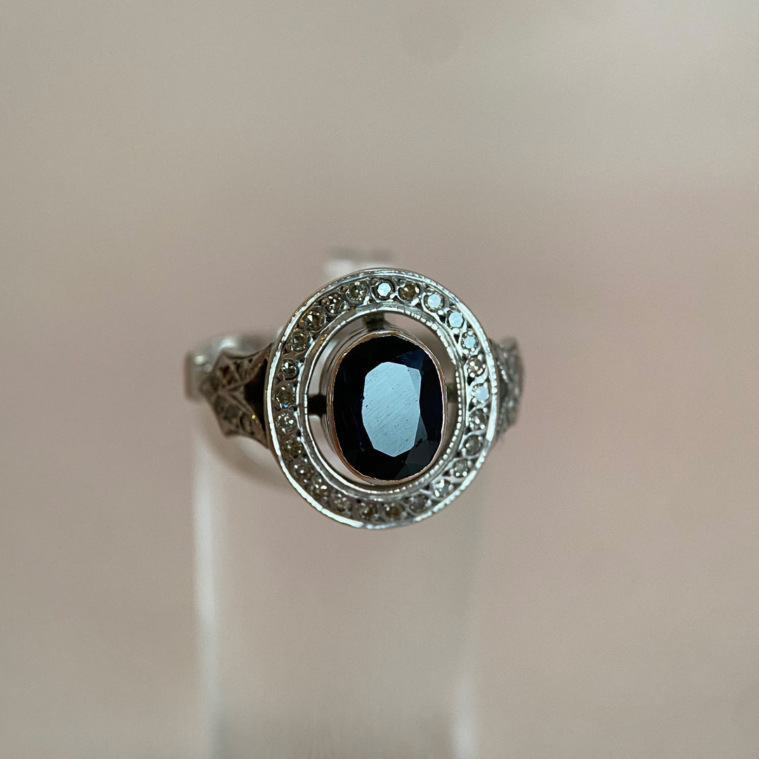 Weißgoldring mit dunkelblauem Saphir 1,85 ct und 37 Diamanten in Körnerfassungen, klassisches Vintage‑Design
