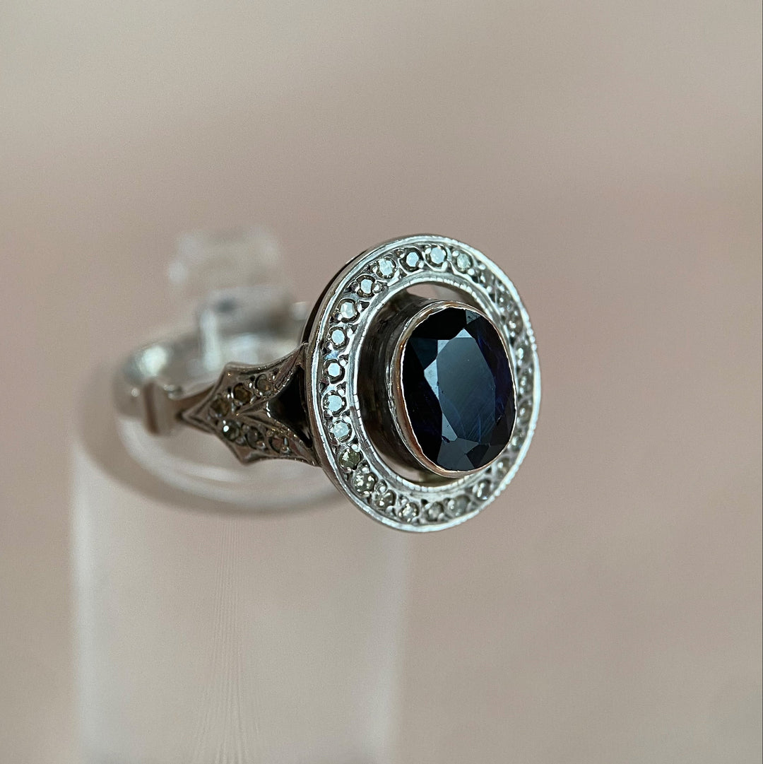 Seitenansicht des Weißgoldrings mit Saphir und Diamanten, zeigt Ringschiene und Fassungsstruktu