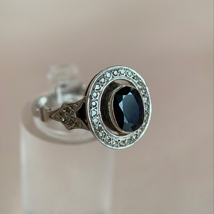 Seitenansicht des Weißgoldrings mit Saphir und Diamanten, zeigt Ringschiene und Fassungsstruktu