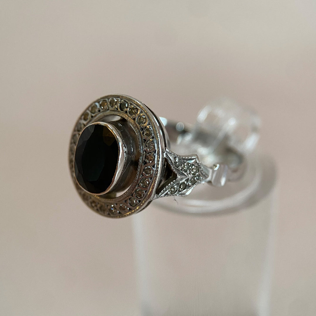 Nahaufnahme der Diamanten in Körnerfassungen im Weißgoldring, funkelnde Schliffe und Reflexionen