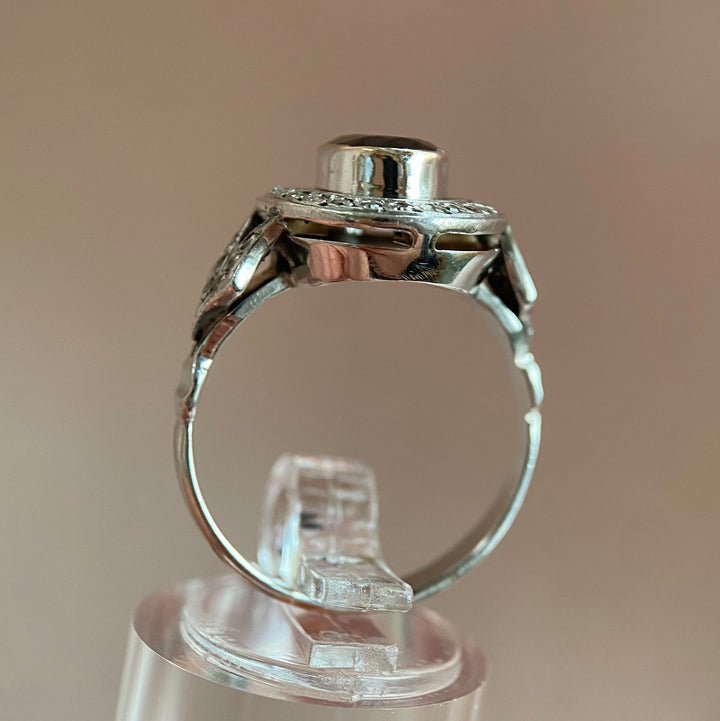 Weitere Gesamtaufnahme des Rings mit Diamanten und Saphir, harmonisches Schmuckdesign