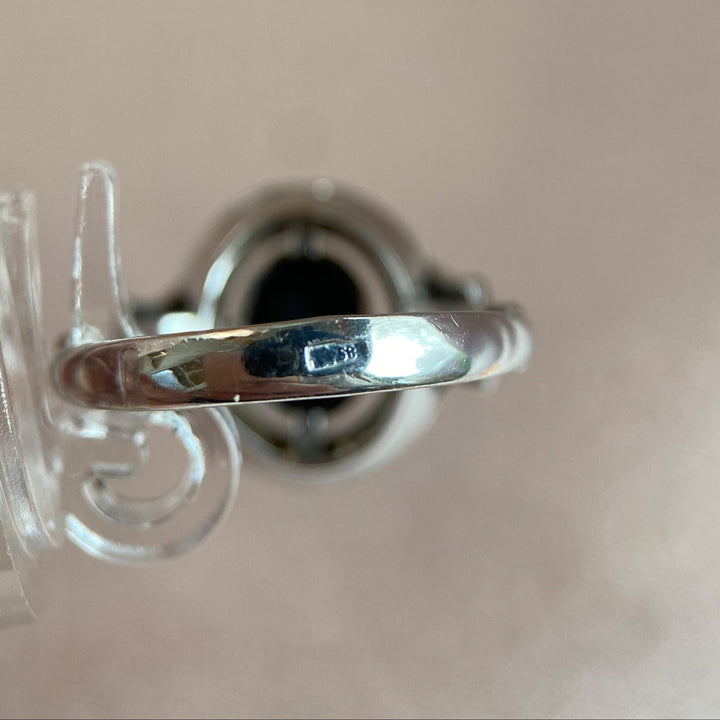 Nahaufnahme vom Stempel für Weißgold Ring