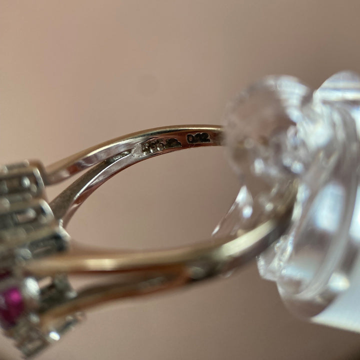 Detailaufnahme der Ringschiene und Innenpunze im Weißgoldring, zeigt metallische Kennzeichnung und Stempel