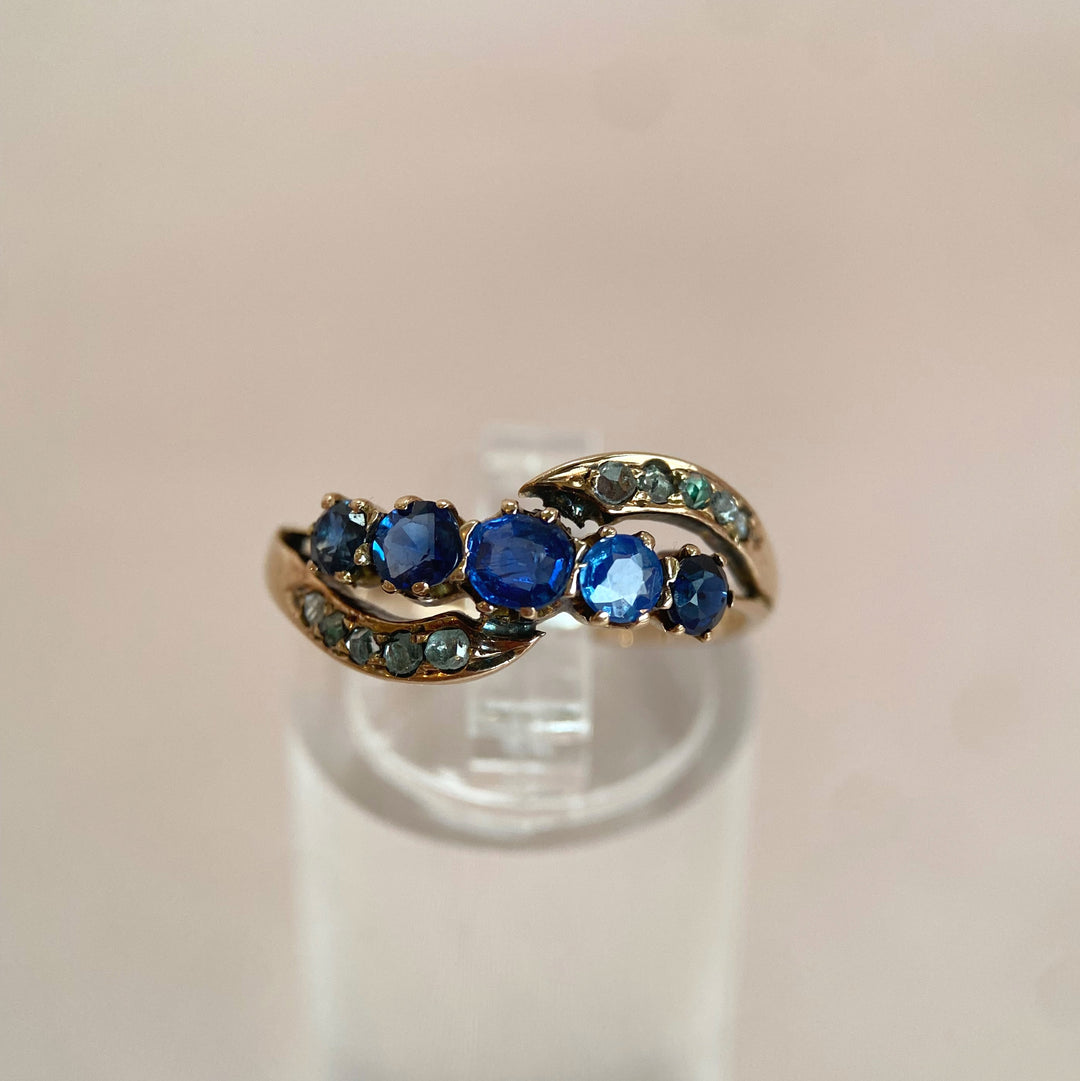Vintage Gelbgoldring 585 mit fünf blauen Saphiren und zehn Rosen‑Diamanten in Kornfassungen, klassisches Schmuckstück mit historischem Charme