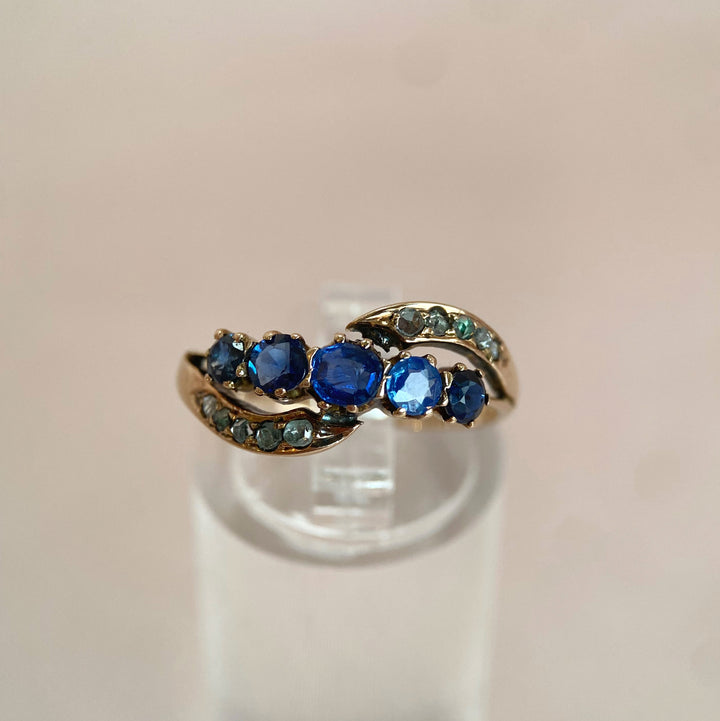 Vintage Gelbgoldring 585 mit fünf blauen Saphiren und zehn Rosen‑Diamanten in Kornfassungen, klassisches Schmuckstück mit historischem Charme