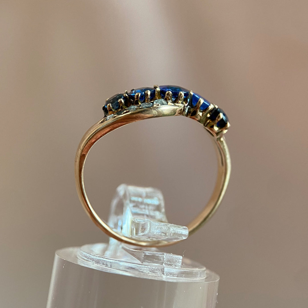 Seitenansicht des Gelbgoldrings mit Saphiren und Diamanten, zeigt Profil, Ringschiene und Metallfarbe