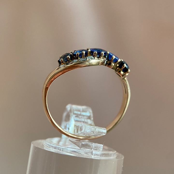 Seitenansicht des Gelbgoldrings mit Saphiren und Diamanten, zeigt Profil, Ringschiene und Metallfarbe