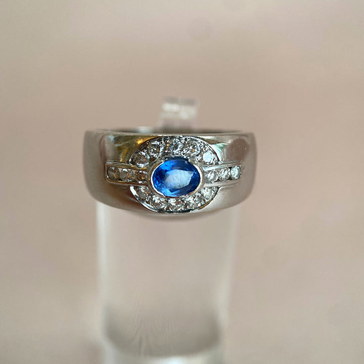 Detailaufnahme des dunkelblauen, facettierten Saphirs im Weißgoldring mit Diamanten, kräftige Farbe im Fokus