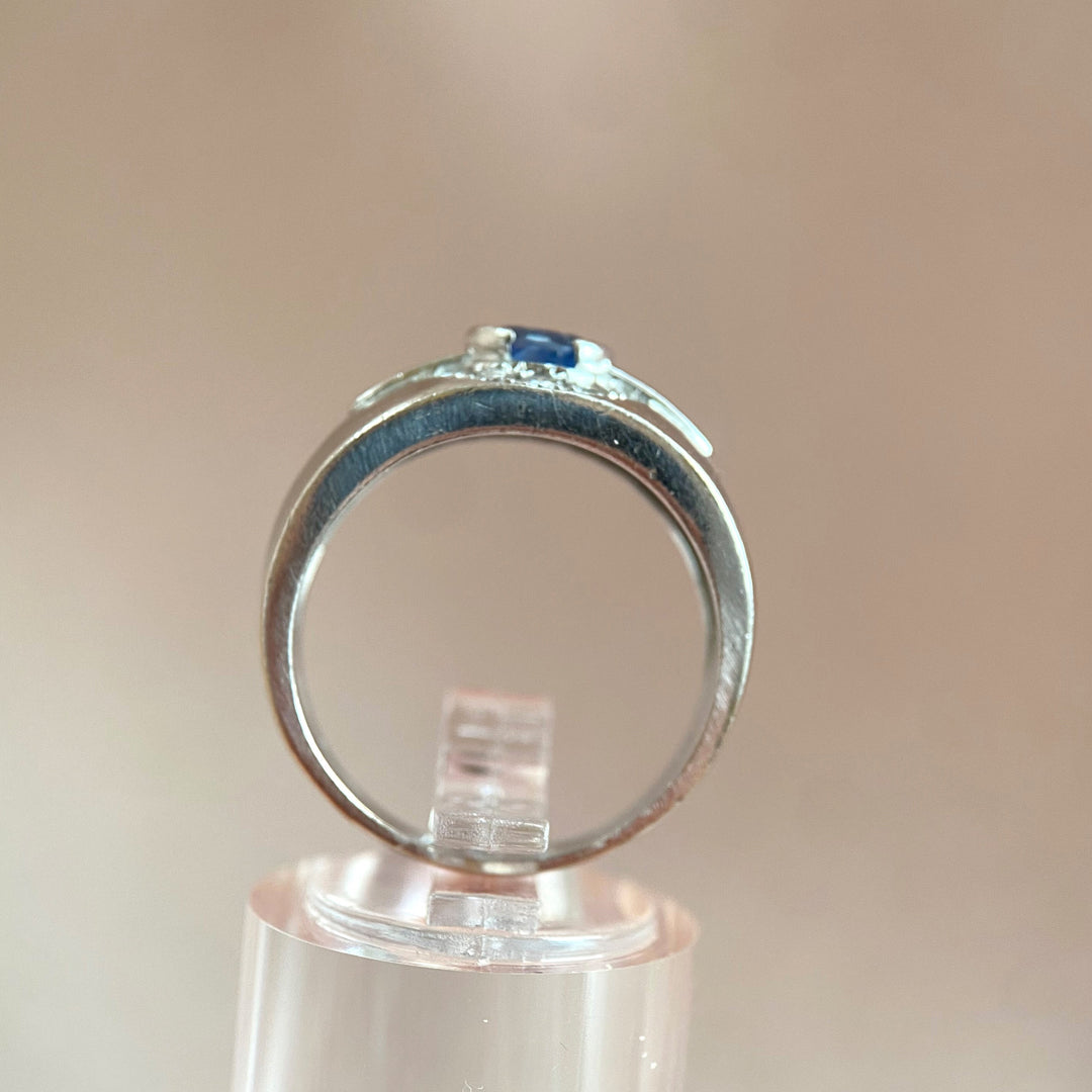 Seitenansicht des Rings mit Saphir und Diamanten, zeigt Ringschiene, Profil und elegante Weißgoldarbeit