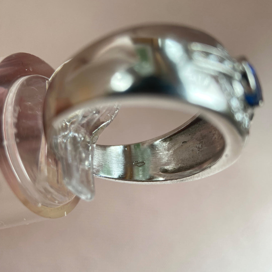 Detailaufnahme der Innenpunze „750“ mit Wiener Amtspunze im Weißgoldring, zeigt Metallkennzeichnung und Echtheitsstempel