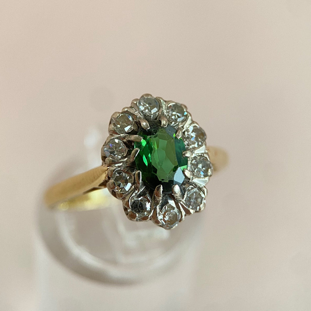 Vintage Gelb‑ und Weißgoldring 750 aus den 1950er Jahren mit grünem ovalem Turmalin und funkelnden Diamanten in Entourage‑Fassung – „Grün der Tannen“