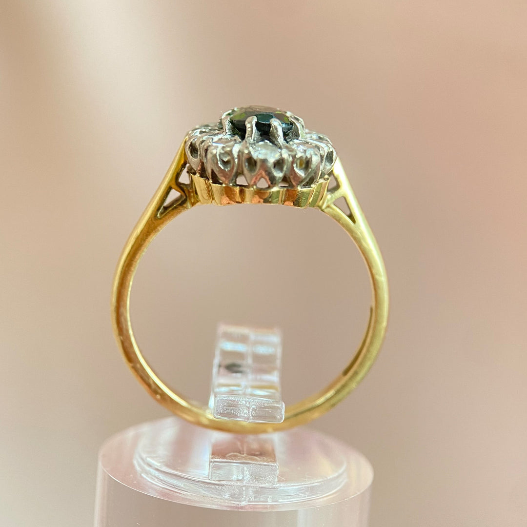 Seitenansicht des Gold‑ und Weißgoldrings mit Turmalin und Diamanten, zeigt Ringschiene, Profil und Fassungsdetails