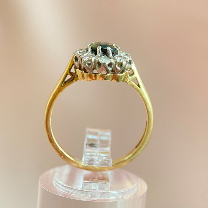 Seitenansicht des Gold‑ und Weißgoldrings mit Turmalin und Diamanten, zeigt Ringschiene, Profil und Fassungsdetails