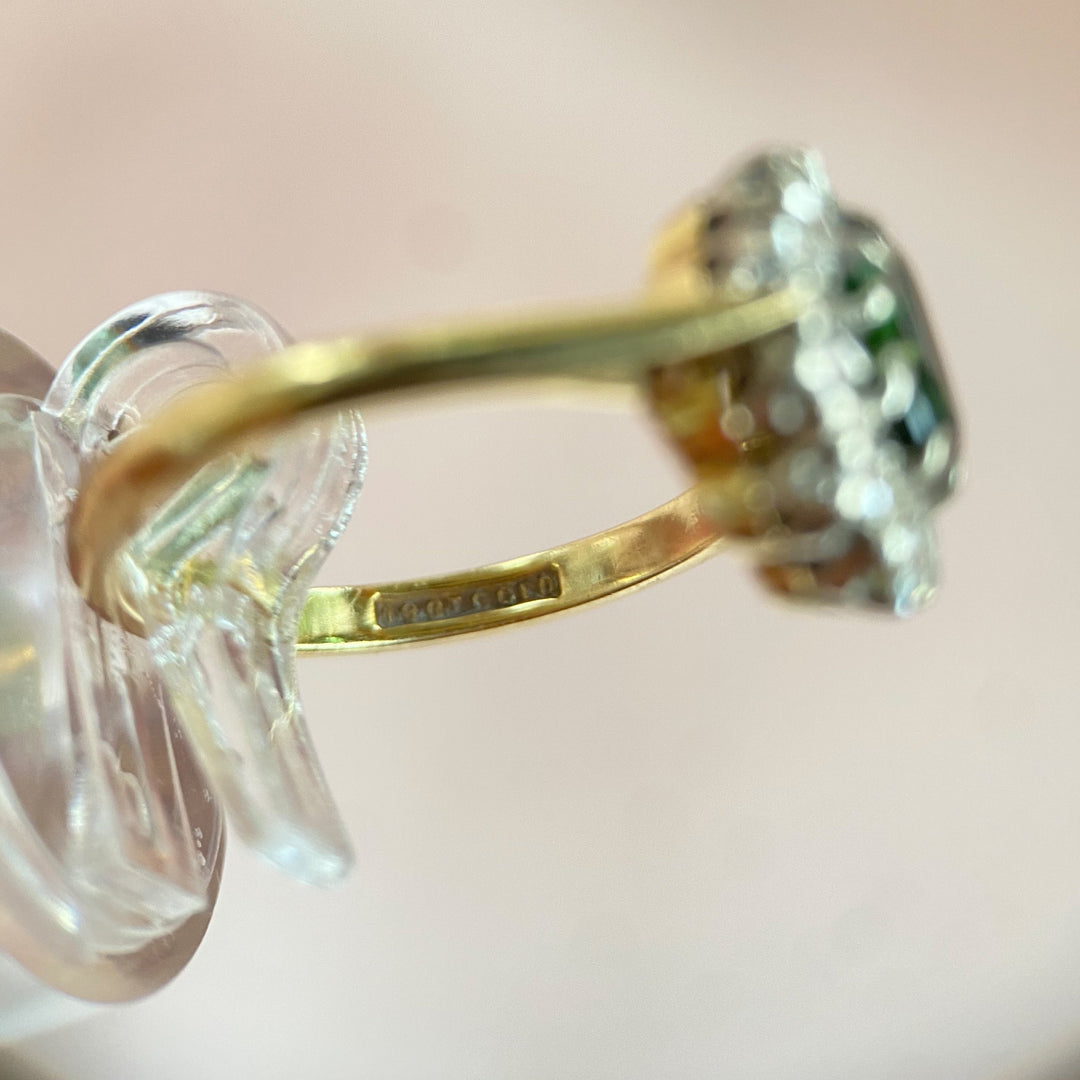Detailfoto der Ringschiene und Innenpunze mit Stempel im Weiß‑ und Gelbgoldring, zeigt Metallkennzeichnung und Echtheitszeichen