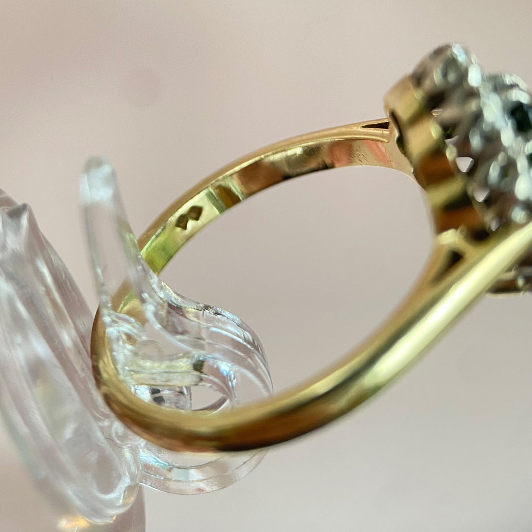 Detailfoto der Ringschiene und Innenpunze mit Stempel im Weiß‑ und Gelbgoldring, zeigt Metallkennzeichnung und Echtheitszeichen