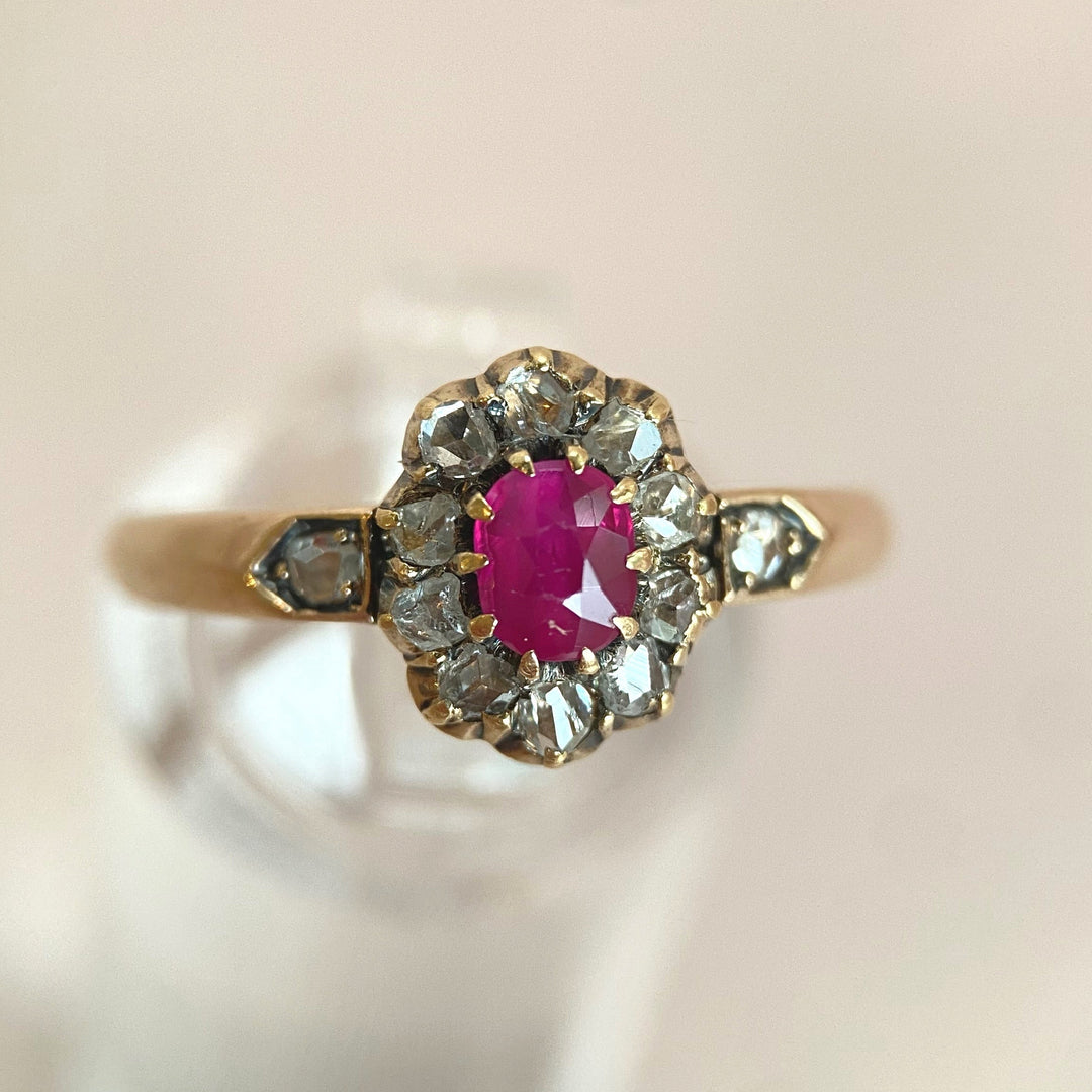 Antiker Gelbgoldring mit Burma‑Rubin im ovalen Facettenschliff und Rosenschliff‑Diamanten, klassisches Vintage‑Schmuckstück