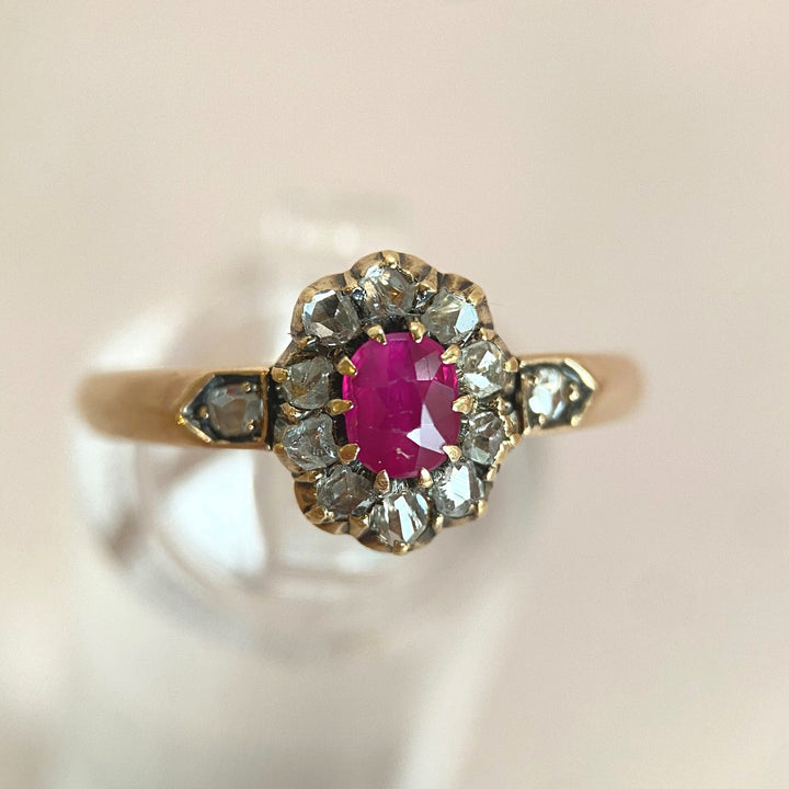 Antiker Gelbgoldring mit Burma‑Rubin im ovalen Facettenschliff und Rosenschliff‑Diamanten, klassisches Vintage‑Schmuckstück