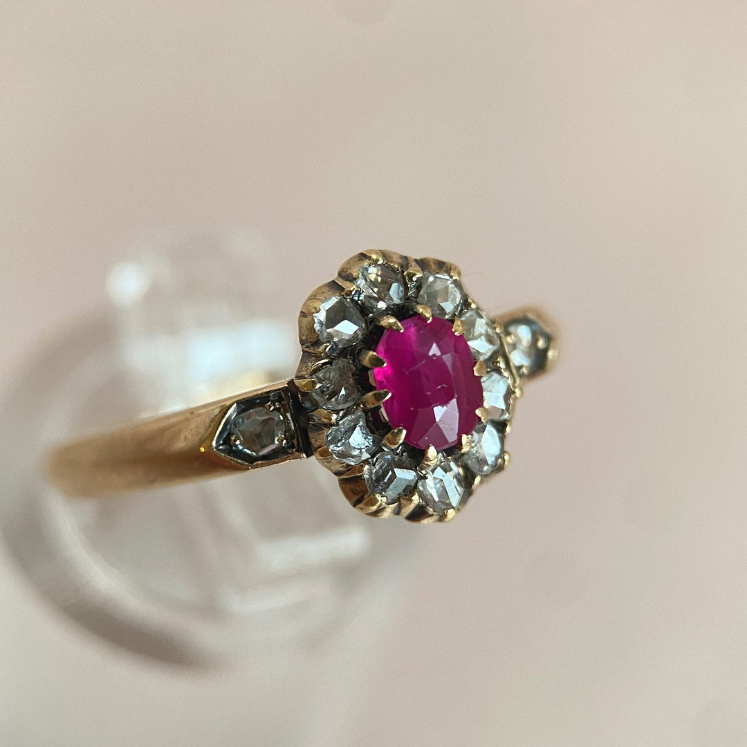 Detailaufnahme der funkelnden Rosendiamanten im antiken Ring mit Rubin, präzise Fassungen und glitzernde Steine