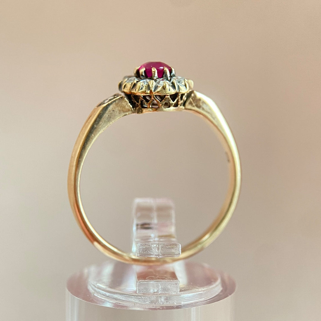 Seitenansicht des antiken Rubin‑Diamant‑Rings in Gelbgold, elegant geschwungene Ringschiene und Edelsteine sichtbar