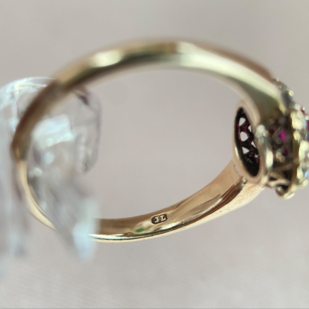 Alternative Perspektive des antiken Gelbgold‑Rubin‑Diamant‑Rings, Fokus auf harmonisches Design