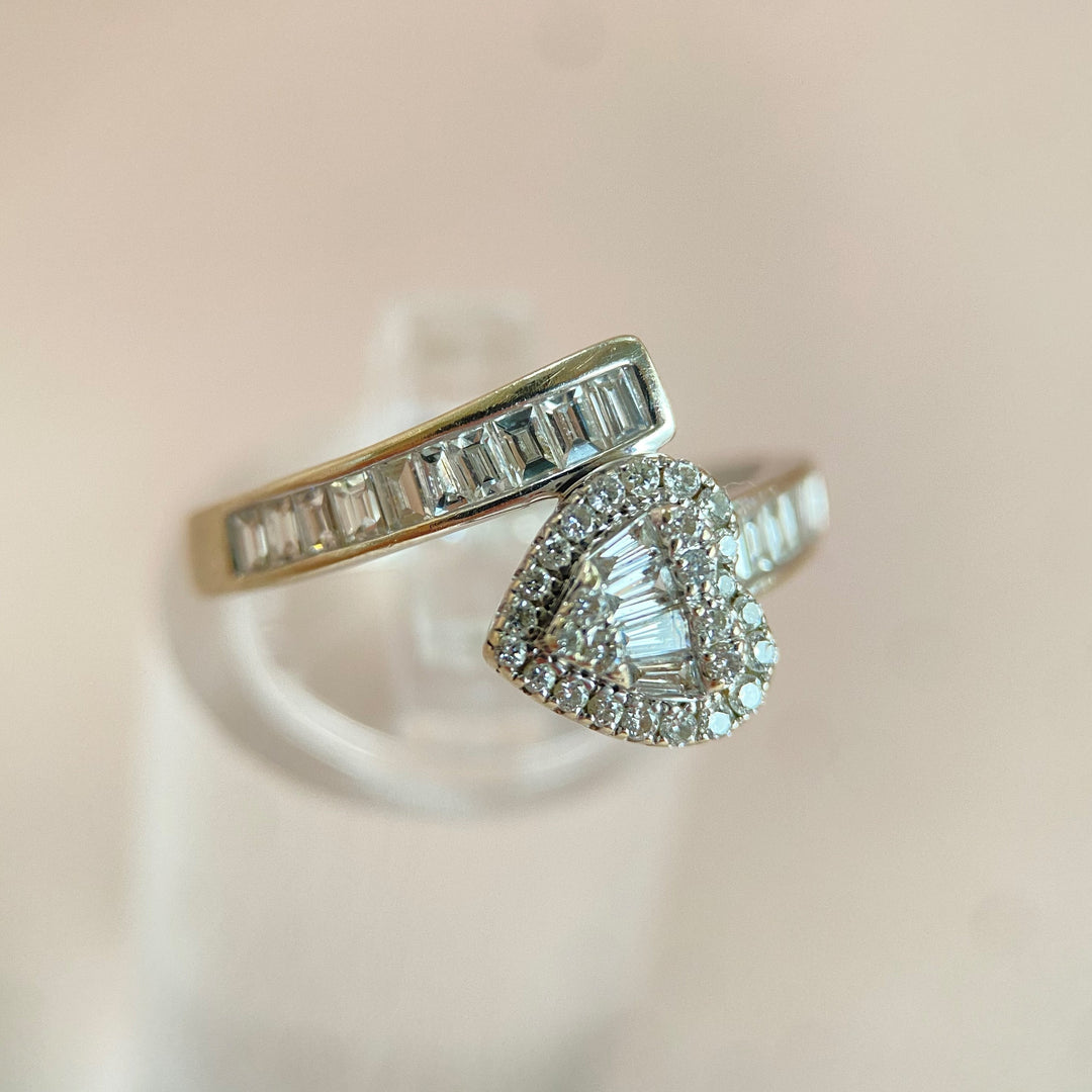 Detailaufnahme der Baguette‑Diamanten im Weißgoldring „Cora’s Serpens“, klarer Schliff und raffinierte Fassungsarbeit