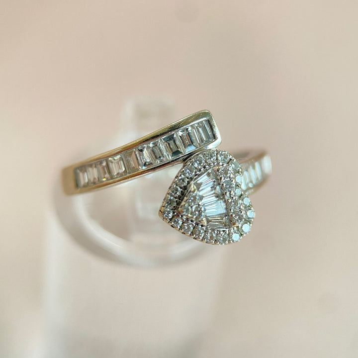 Detailaufnahme der Baguette‑Diamanten im Weißgoldring „Cora’s Serpens“, klarer Schliff und raffinierte Fassungsarbeit