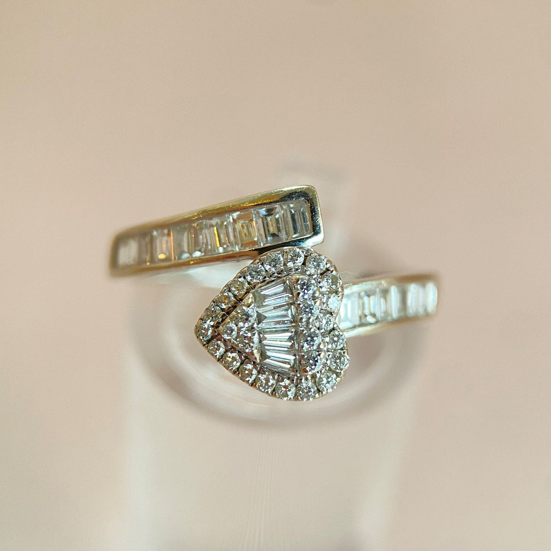 Weißgoldring mit Baguette‑ und Brillantdiamanten „Cora’s Serpens“, modernes Vintage‑Design des frühen 21. Jahrhunderts