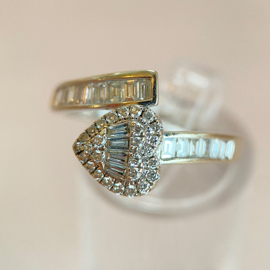 Nahaufnahme der Brillantdiamanten im Weißgoldring, funkelnde Akzente im eleganten modernen Schmuckdesign