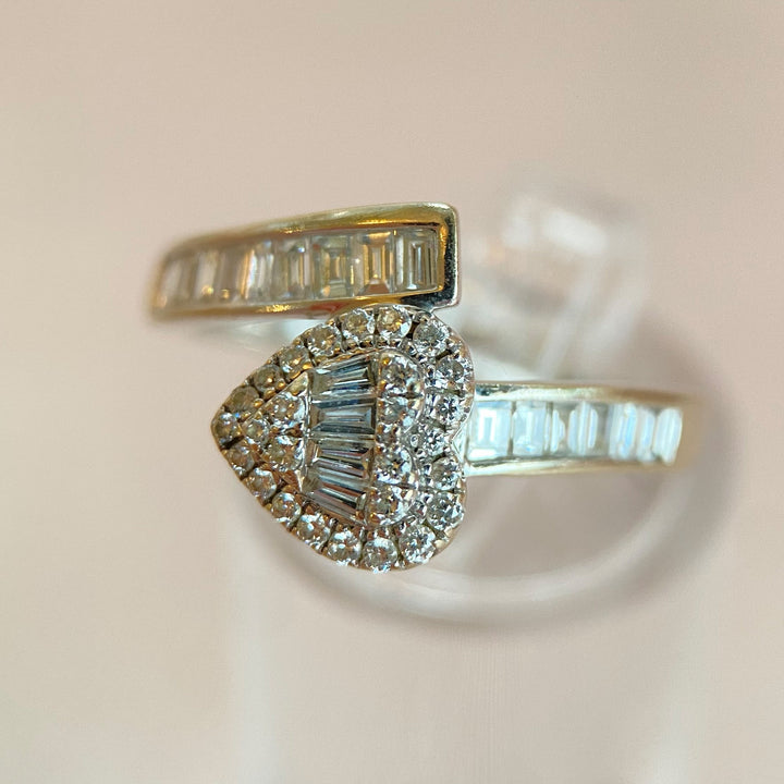Nahaufnahme der Brillantdiamanten im Weißgoldring, funkelnde Akzente im eleganten modernen Schmuckdesign