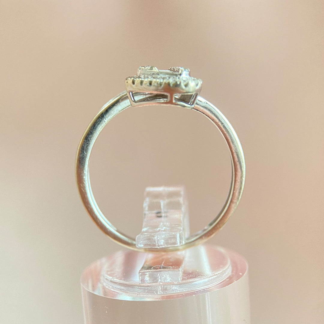 Gesamtansicht des Weißgoldrings mit kombiniertem Baguette‑ und Brillantdiamantenbesatz auf neutralem Hintergrund