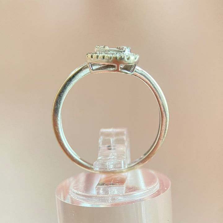 Gesamtansicht des Weißgoldrings mit kombiniertem Baguette‑ und Brillantdiamantenbesatz auf neutralem Hintergrund