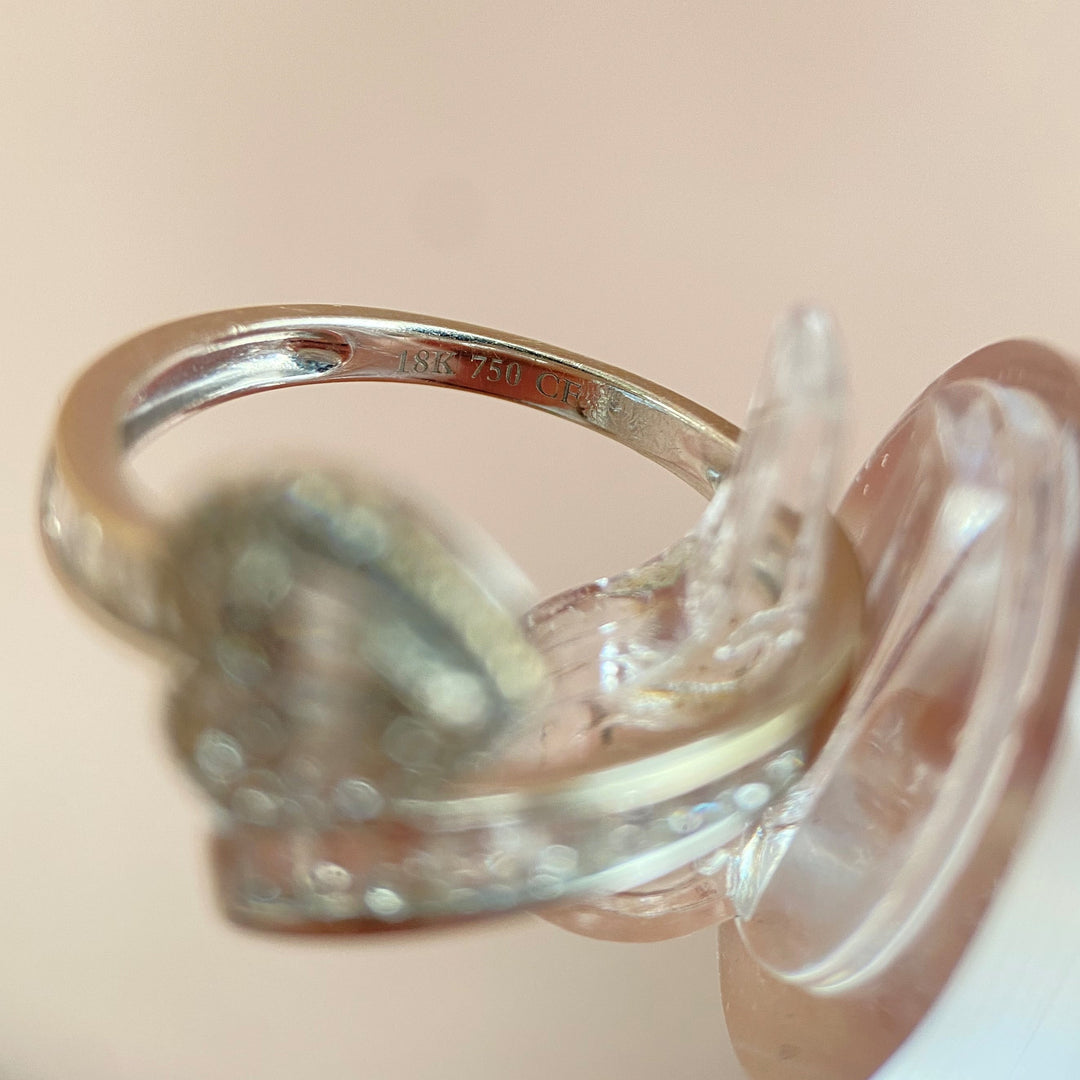 Weitere Detailaufnahme des Weißgoldrings mit Baguette‑ und Brillantdiamanten, harmonische Diamantenanordnung