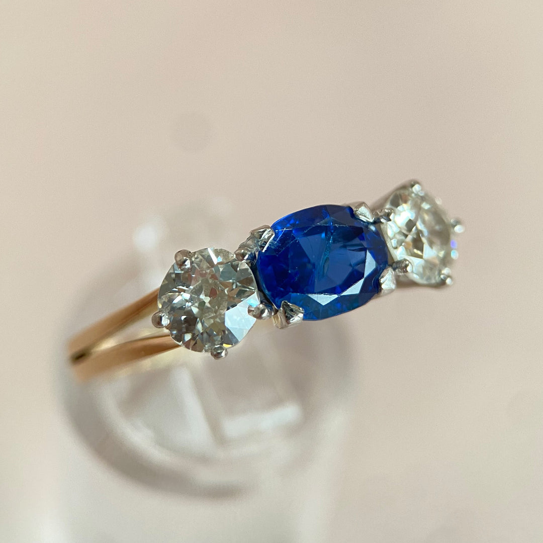 Hochwertige Studioaufnahme des Rings mit blauem Saphir und Diamanten, Lichtspiel und Edelsteinfarbe im Fokus