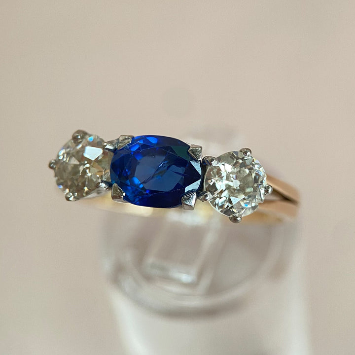 Gesamtdarstellung des blauen Saphir‑Rings mit Diamanten auf neutralem Hintergrund, klassischer Schmuckpräsentation