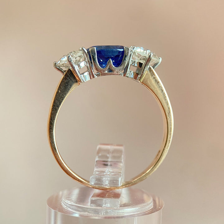 Seitenansicht des Saphir‑Diamant‑Rings in Rot‑ und Weißgold, elegante Ringschiene und fein gearbeitete Fassungen