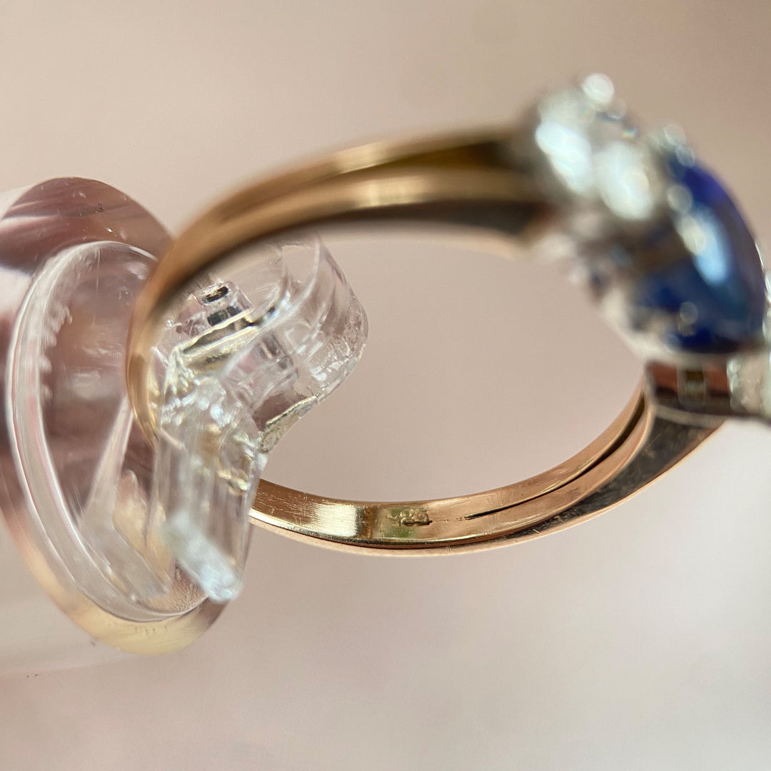 Detailfoto der Mischung aus Rot‑ und Weißgold im modernen 90er‑Ring mit Saphir und Diamanten, feine Verarbeitung