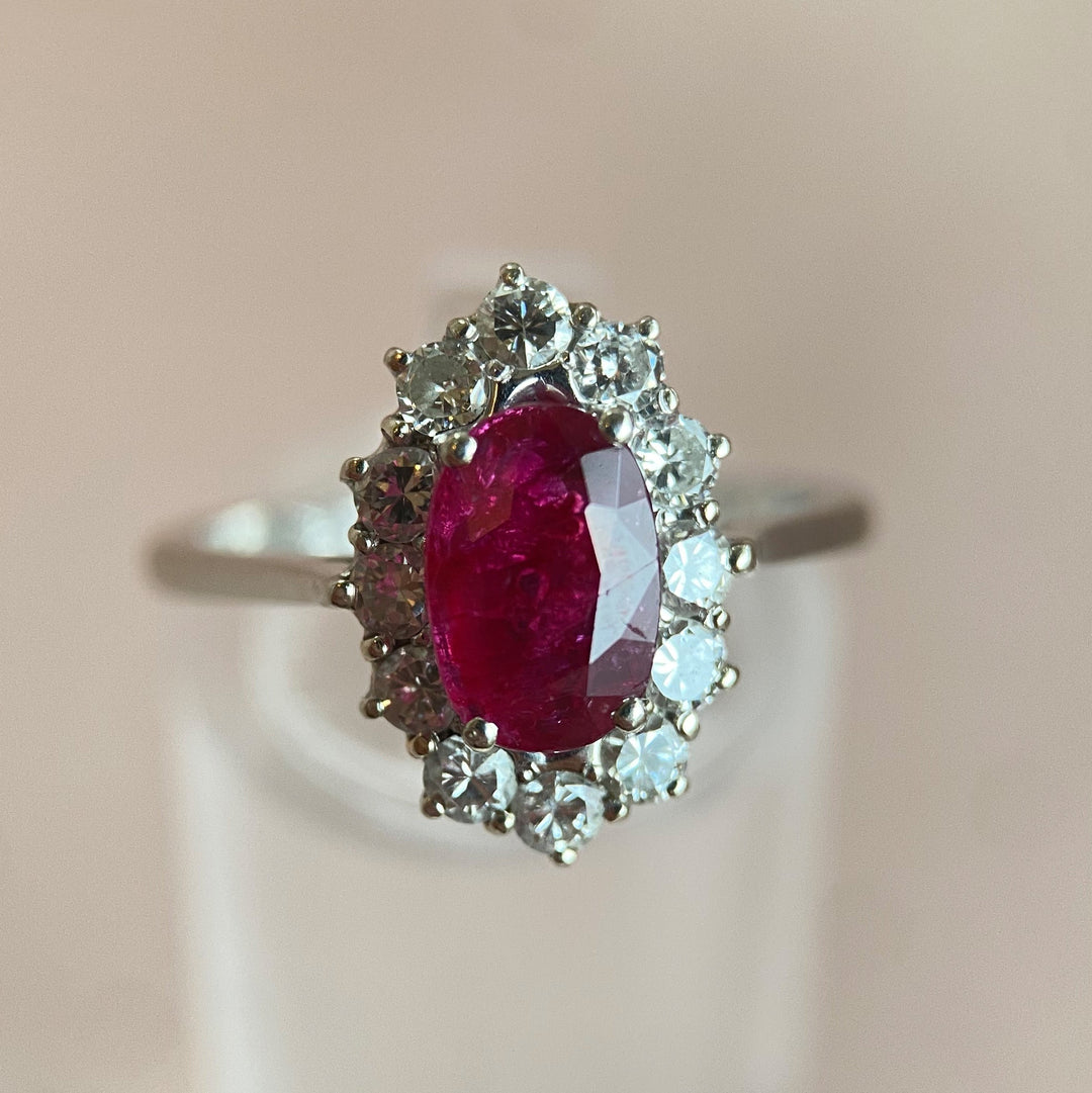 Detailaufnahme des roten Rubins im Ovalschliff im Weißgoldring mit Diamanten, intensiver Farbkontrast