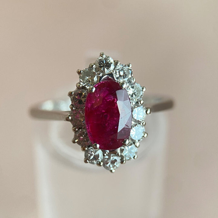 Detailaufnahme des roten Rubins im Ovalschliff im Weißgoldring mit Diamanten, intensiver Farbkontrast