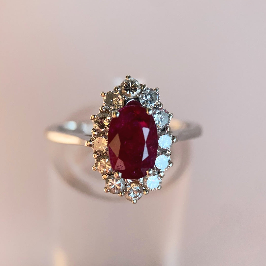 Rubin‑ und Diamantring aus 750 Weißgold mit oval facettiertem Rubin im Fokus, modernes klassisches Schmuckdesign
