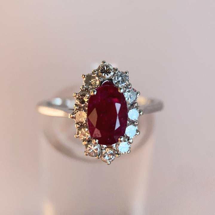Rubin‑ und Diamantring aus 750 Weißgold mit oval facettiertem Rubin im Fokus, modernes klassisches Schmuckdesign