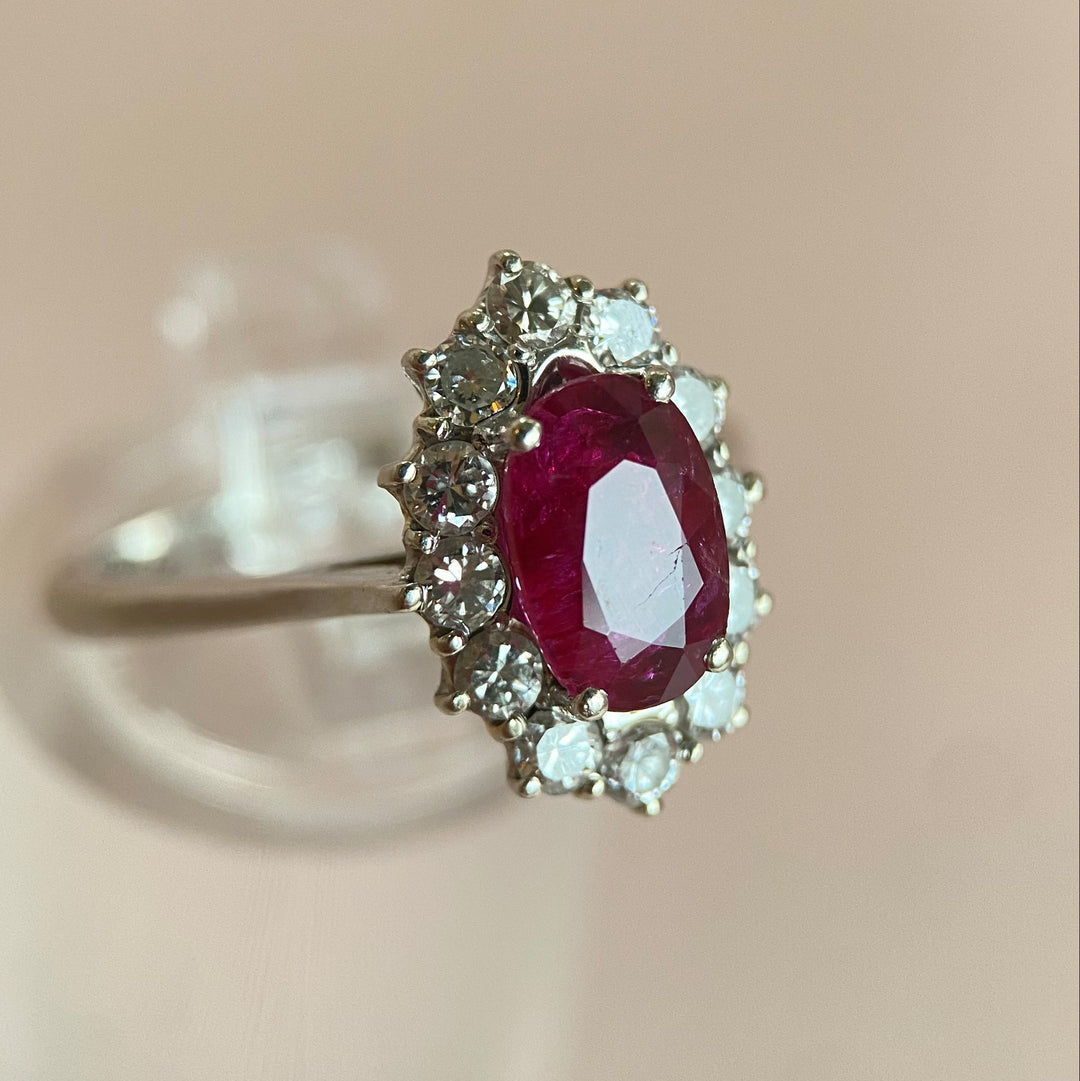 Seitenansicht des Rubin‑Diamant‑Rings aus Weißgold, elegante Ringschiene und hochwertige Verarbeitung