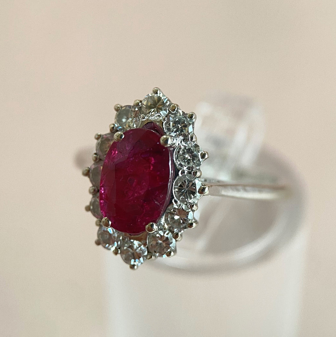 Seitenansicht des Rubin‑Diamant‑Rings aus Weißgold, elegante Ringschiene und hochwertige Verarbeitung