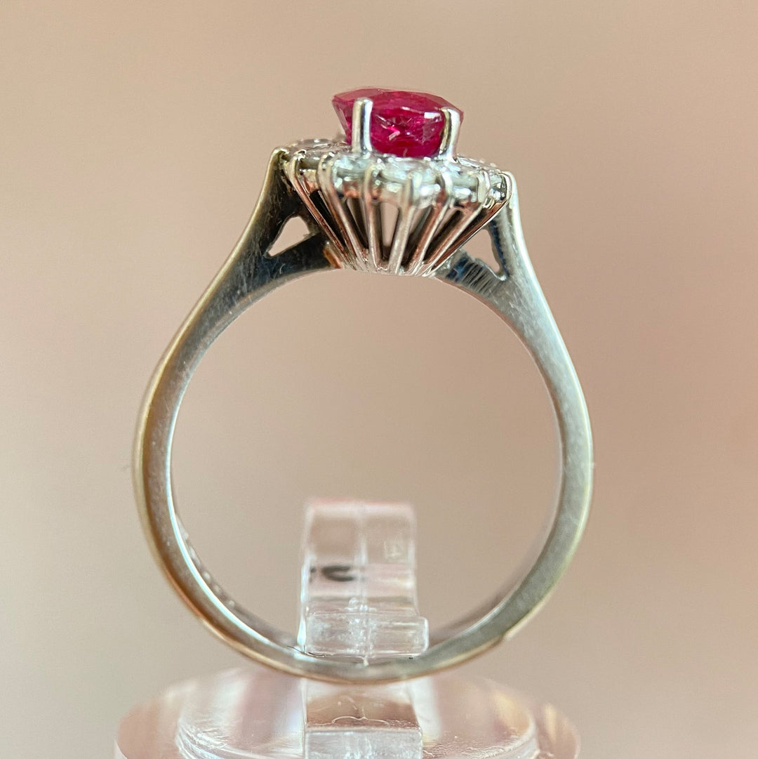 Ringdetail: Weißgoldfassung und Schmuckelemente mit Rubin und Diamanten, hochwertige Edelsteinfassung