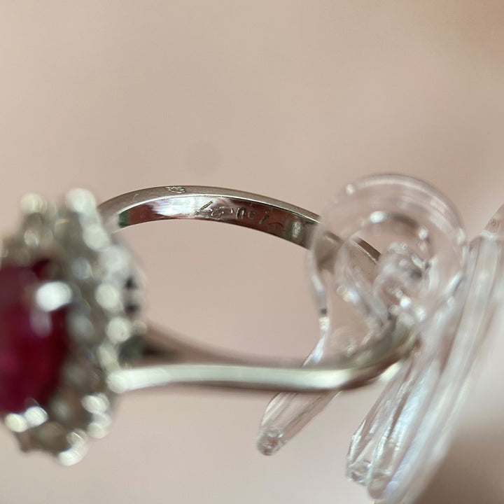 Detailbild der Innenseite und Stempelung „750“ im Weißgoldring mit Rubin und Diamanten