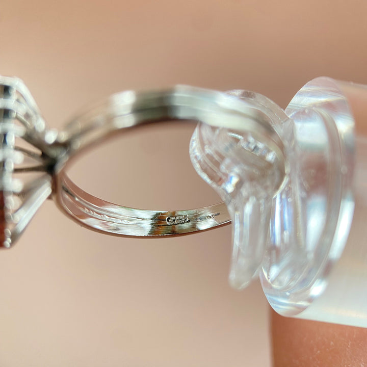 Detailaufnahme der Weißgold‑Ringschiene und Innenpunze „750“, zeigt Metallkennzeichnung und Echtheitsstempel