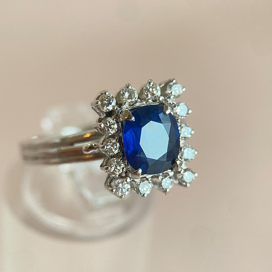 Nahaufnahme der funkelnden Diamanten im Weißgoldring, klarer Brillantschliff und präzise Fassungsarbeit sichtba